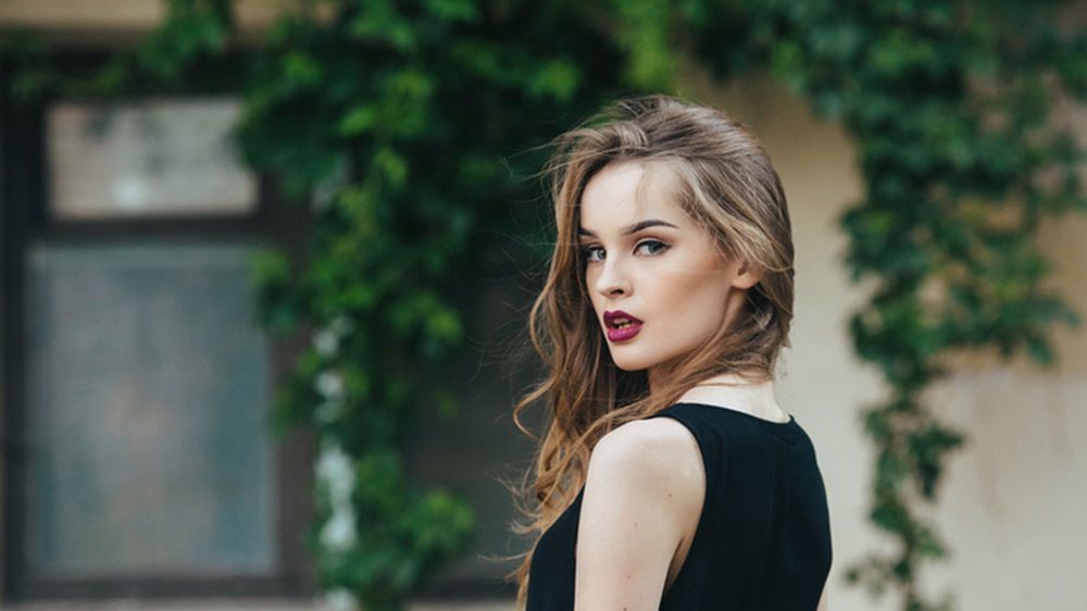 W przypadku małej czarnej wystarczy zrobić delikatny makijaż, by wyglądać obłędnie