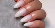 Minimalistki wybierają "coconut milk nails". Głośny trend na lato 2025