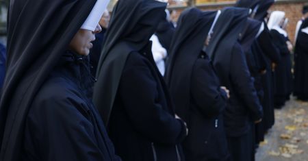 Przykre, co musiały robić. "Kazała każdej z sióstr usiąść na środku"
