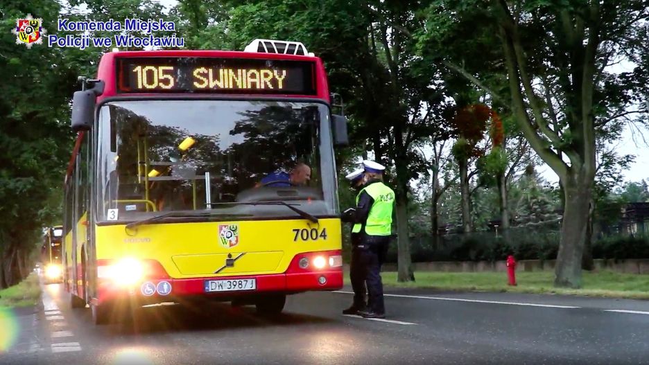 Wrocław. 25-latek potrącony przez autobus. Był poszukiwany listem gończym