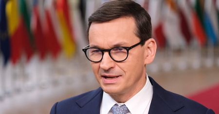 Premier atakuje UE ws. COVID-19. Nie wspomniał, kto wynegocjował szczepionki