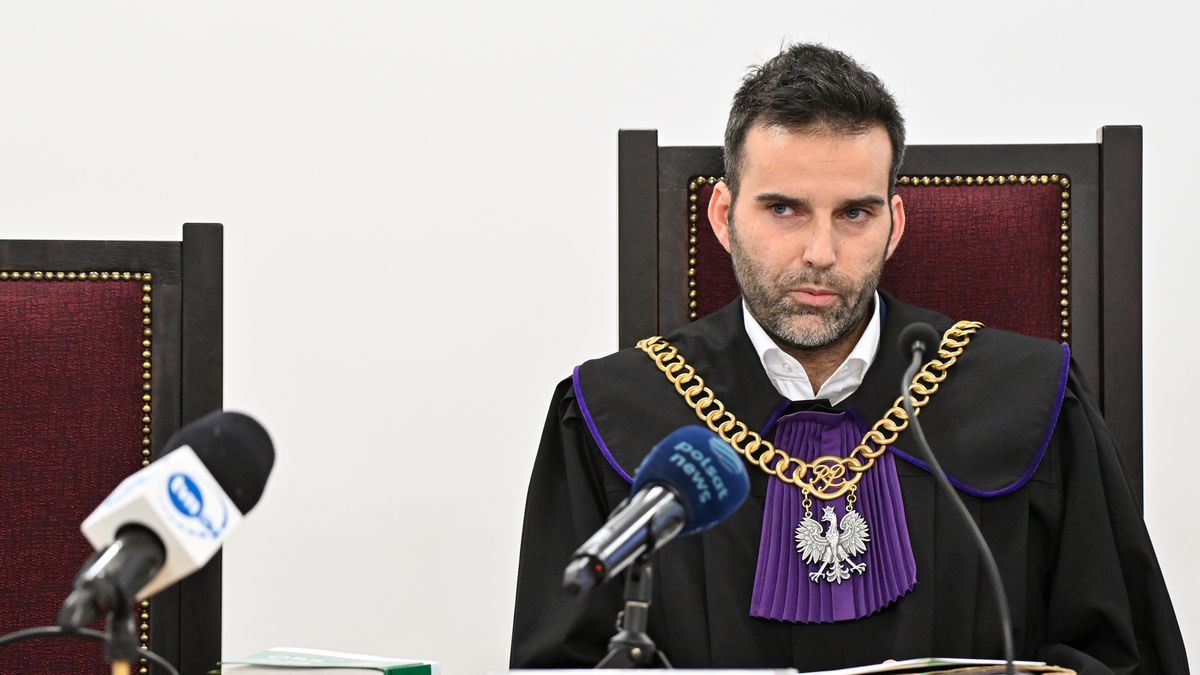 Tomasz Sieros�awski
Gda�sk, 05.12.2024. S�dzia Tomasz Sieros�awski na sali S�du Okr�gowego w Gda�sku, 5 bm. S�d oddali� pozew przeciwko Donaldowi Tuskowi, kt�ry z�o�y� pose� PiS Grzegorz Matusiak. Domaga� si� od szefa rz�du przeprosin dla g�rnik�w rannych podczas strajku w Jastrz�bskiej Sp�ce W�glowej w 2015 r. Pose� chcia� te� zap�aty 20 tys. z� na Fundacj� Rodzin G�rniczych. (ad) PAP/Andrzej Jackowski ***Do tego materia�u zdj�ciowego dost�pna jest r�wnie� depesza w systemie CSI, pt.: Gda�sk/ S�d oddali� pozew pos�a PiS przeciwko Donaldowi Tuskowi (kr�tka)***
Andrzej Jackowski
ochrona d�br osobistych, pozew, premier, sprawa