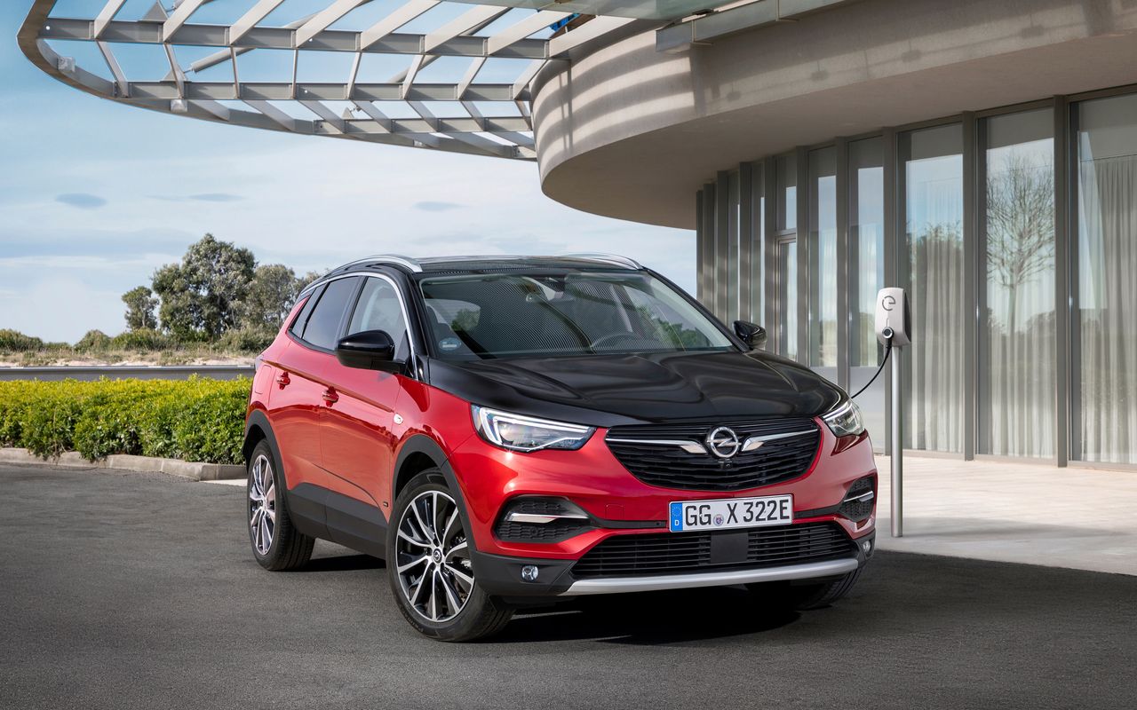 Opel Grandland X Hybrid4 ma łącznie 300 KM i przejedzie na prądzie 50 km