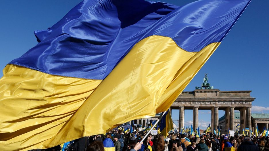 2. rocznica wybuchu wojny w Ukrainie na ?wiecie
The Ukrainian flag waves as demonstrators take part in a rally in support of Ukraine, to mark the second year of Russia's military invasion on Ukraine, at the Brandenburg Gate in Berlin on February 24, 2024. (Photo by Odd ANDERSEN / AFP)
ODD ANDERSEN
