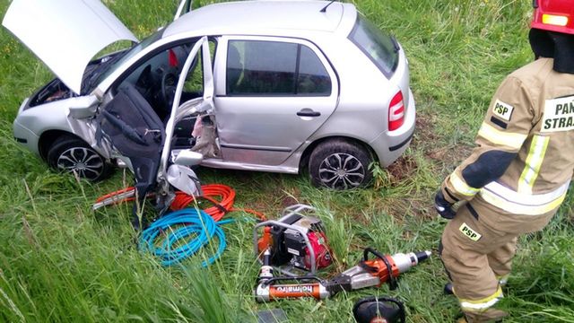 Samochód osobowy uderzył w barierę energochłonną i wypadł z drogi