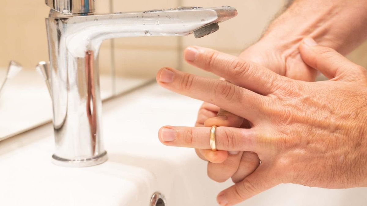 Może przypominać alergię na biżuterię