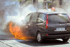 Jak się zachować, gdy po wypadku auto staje w płomieniach?