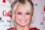 Kristin Chenoweth w dziecięcych ubraniach