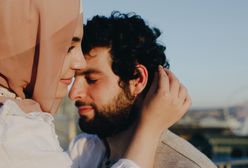 Sypia z trzema braćmi. Każdy traktuje ją inaczej