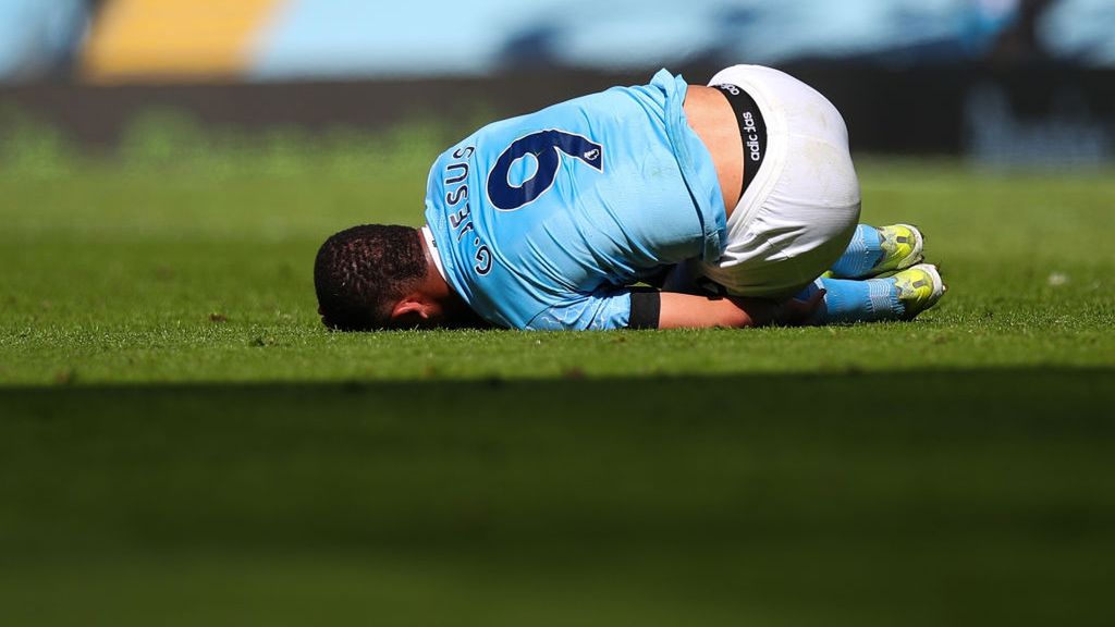 Getty Images / Robbie Jay Barratt / Na zdjęciu: Gabriel Jesus sfaulowany podczas meczu z Leeds