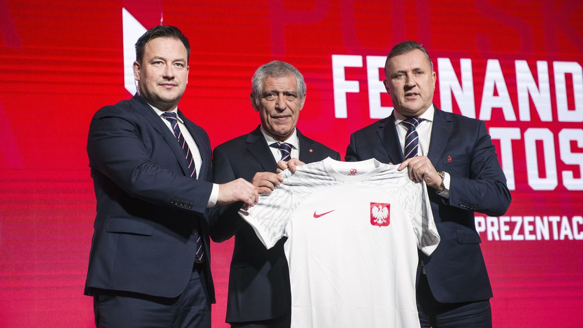 WARSAW, MAZOWIECKIE, POLAND - 2023/01/24: Fernando Santos (middle) presents his Polish jersey in the assist president Cezary Kulesza (right) and Lukasz Wachowicz (left) - secretary of the Polish FA during the press conference at the PGE National Stadium. The Polish Football Association (PZPN) has officially named Fernando Santos as the new manager of Poland's national team. The 68 years Old Portuguese coach got unveiled as the new manager by Cezary Kulesza - president of the Polish FA - at a press conference held at the PGE National Stadium in Warsaw. (Photo by Attila Husejnow/SOPA Images/LightRocket via Getty Images)
