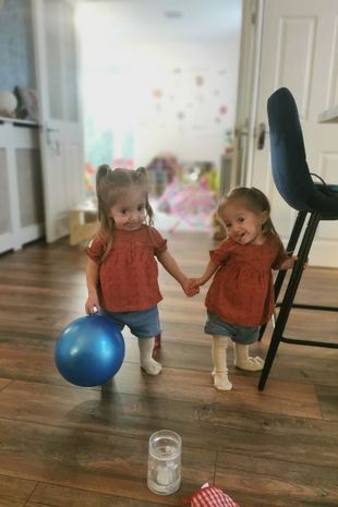 Bliźniaczki mogą chodzić tylko na krótkich dystansach