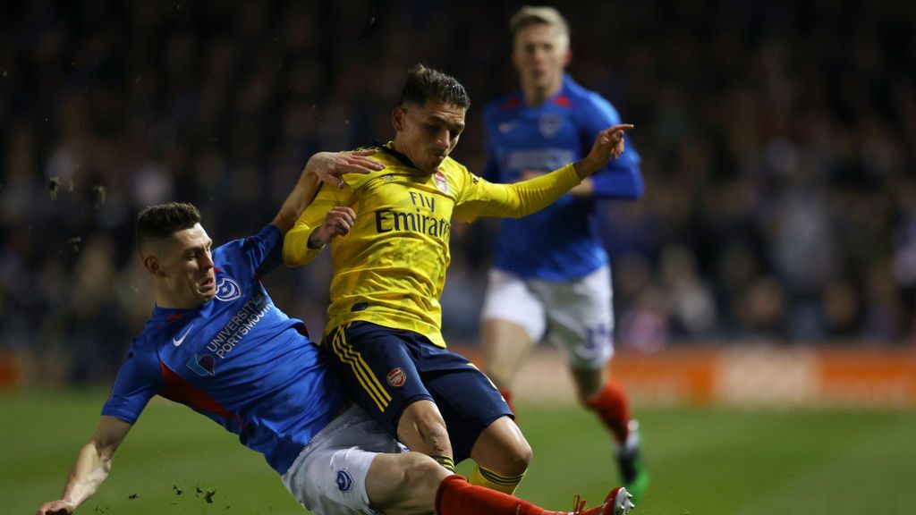 Zdjęcie okładkowe artykułu: Getty Images / Richard Heathcote / Na zdjęciu: James Bolton (Portsmouth) wjeżdża w nogi Lucasa Torreiry