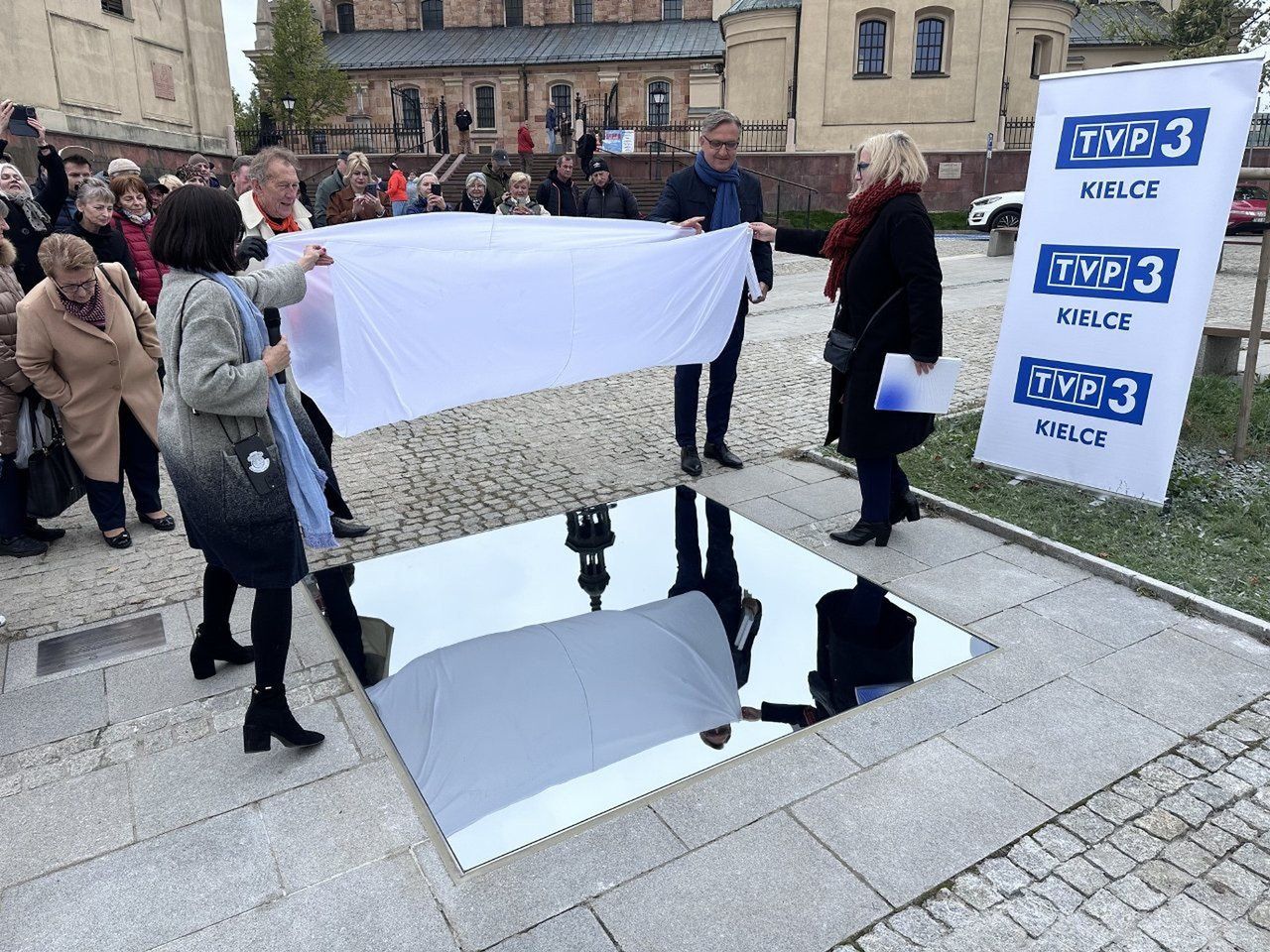 Tak wyglądało odsłonięcie instalacji &#34;Niebo Kielc&#34; na placu Najświętszej Marii Panny. Więcej na kolejnych zdjęciach