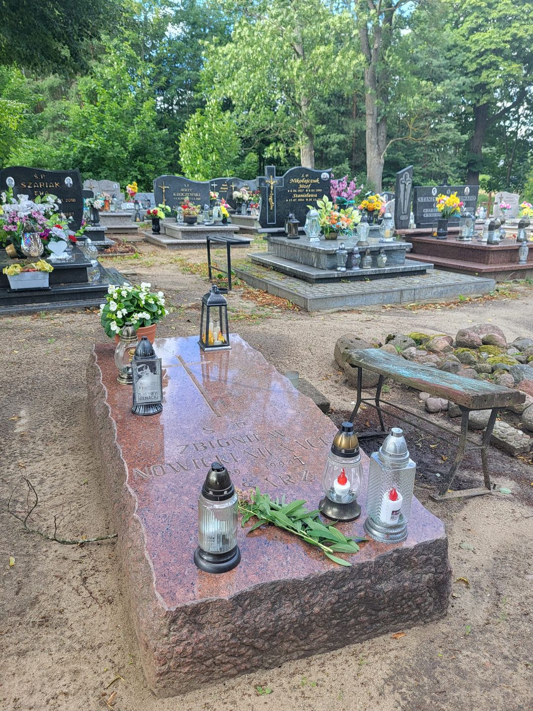 Grób słynnego pisarza znajduje się na maleńkim cmentarzyku