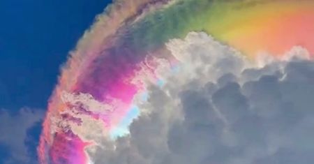 Niezwykle kolorowe chmury w Indonezji. Chemtrails czy dzieło natury?