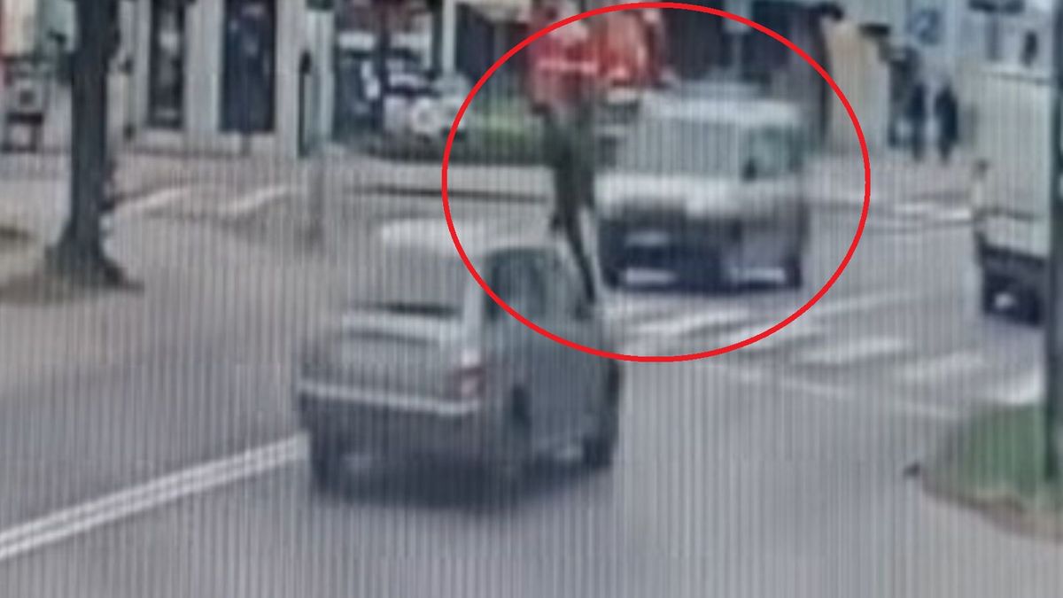 Nagranie z Włocławka. Pojazd strażników prawie potrącił pieszego