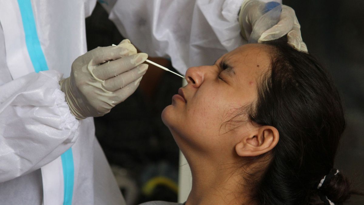 Wykonywanie testu na obecność koronawirusa w Indiach