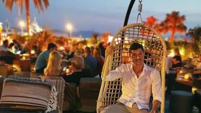 Robert Lewandowski relaksuje się w basenie. "Kolejny dzień w raju"