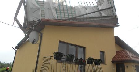 Zerwany dach na budynku mieszkalnym