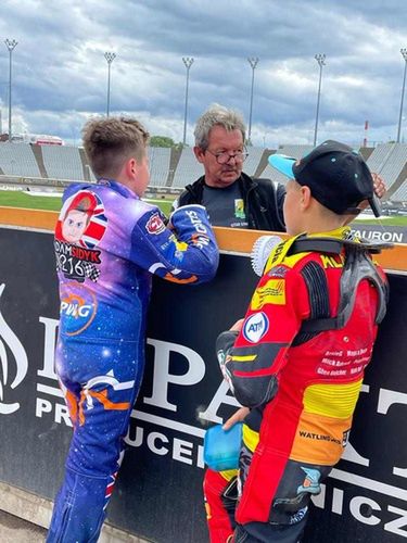 Adam Sidyk (z lewej) i Kacper Kluczniak (z prawej) w rozmowie z Józefem Kaflem (fot. archiwum rodziny Sidyk)