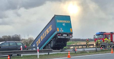 Wypadek na drodze ekspresowej nr 7. Ciężarówka przebiła bariery