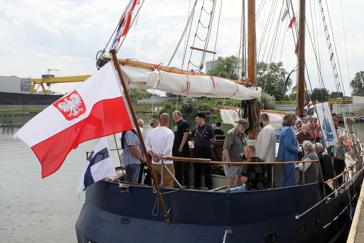 Warszawa Jacht Ojciec Bogusław Ochrzczony Zbudowali Go Bezdomni Wiadomości Z Warszawy Wp 5933