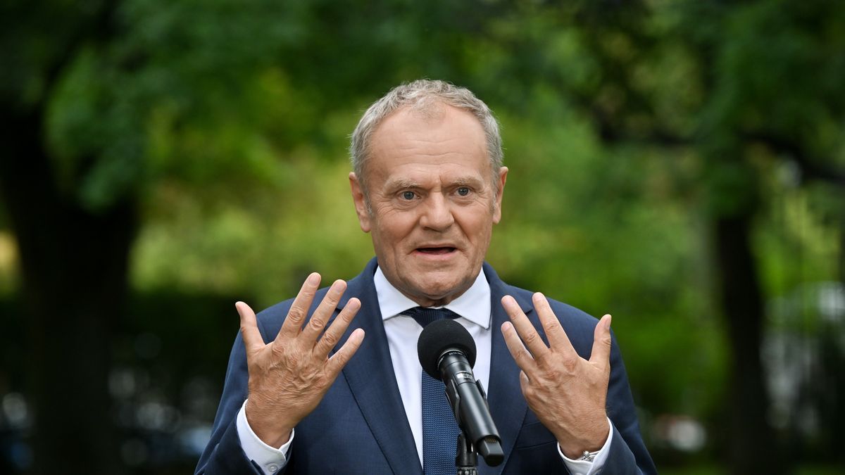 Warszawa, 13.08.2026. Premier Donald Tusk podczas konferencji prasowej w Kancelarii Prezesa Rady Ministrów w Warszawie, 13 bm. Premier potwierdził, że wyraził warunkową zgodę na odejście z rządu Macieja Berka i jego kandydowanie do Trybunału Konstytucyjnego. (mr) PAP/Piotr Nowak