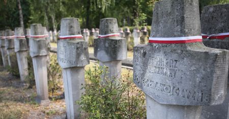 Warszawa. Rząd chce dekomunizacji cmentarza na Powązkach