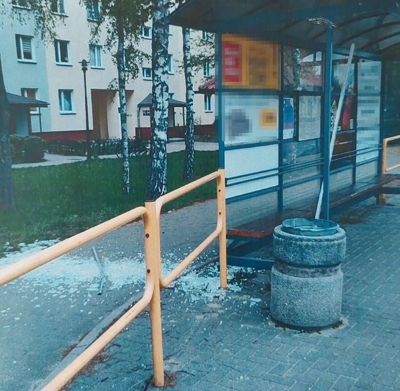 32-latek wybił szybę wiaty przystankowej: grozi mu 5 Lat więzienia