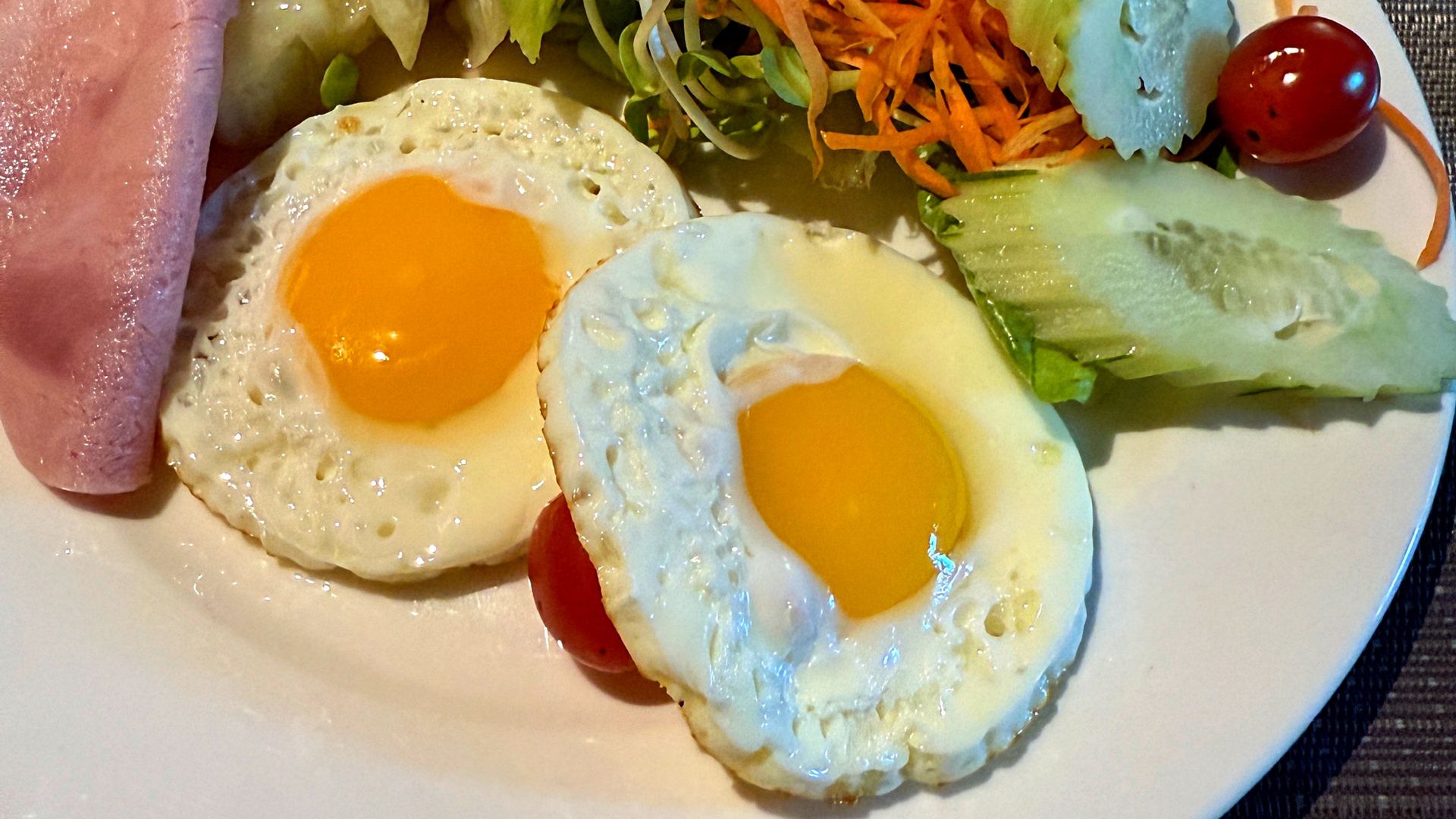 Jajka to wartościowy składnik diety, który większość osób może jeść codziennie.