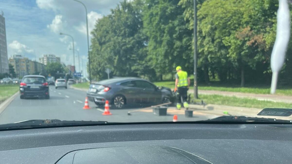 Honda uderzyła w latarnię na ul. Krańcowej