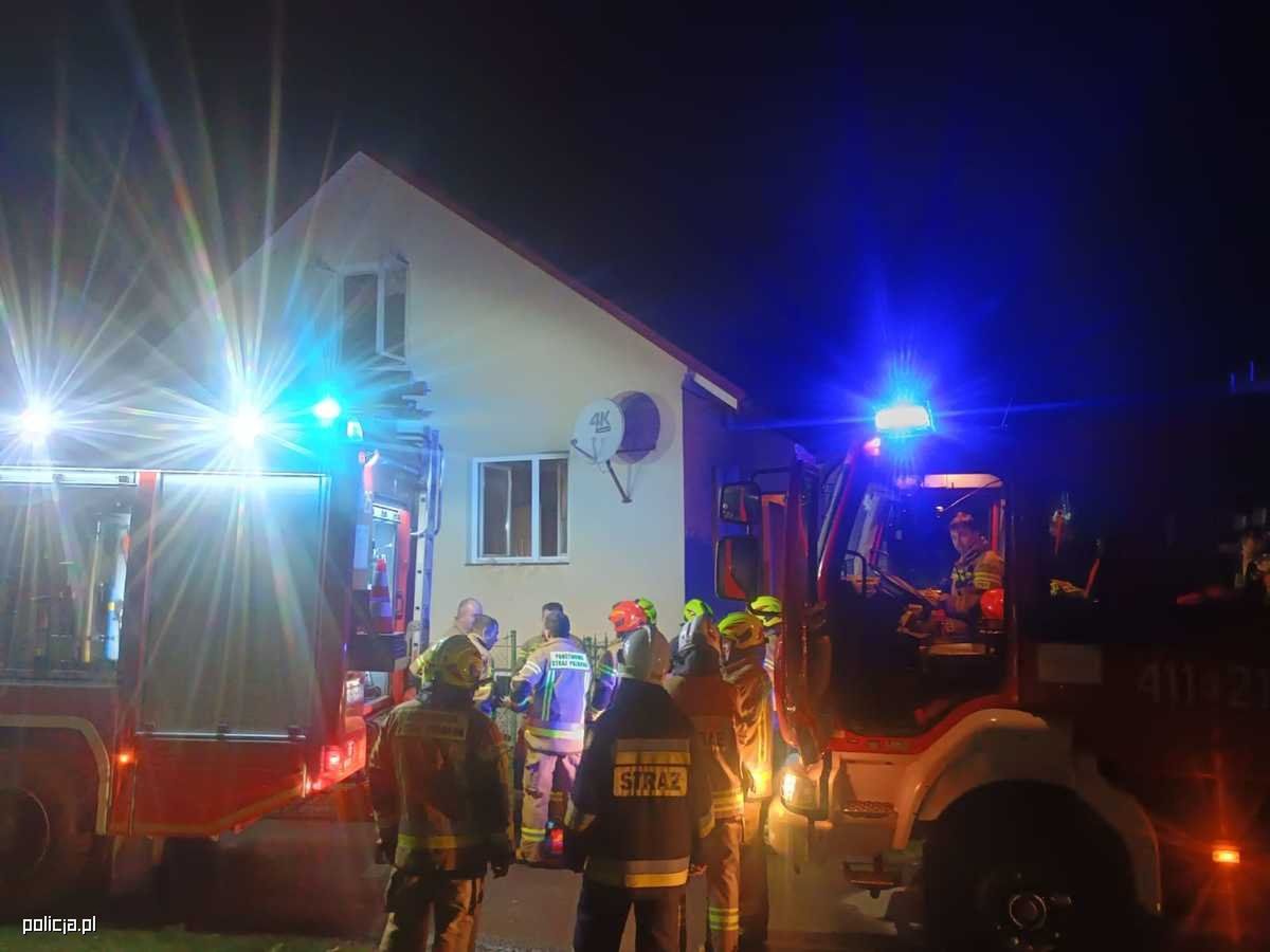 Brzozowo: Bohaterska akcja. Policjanci wynieśli 63-latka z płonącego domu