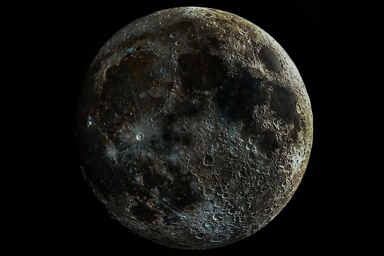 Doskonałe zdjęcie Księżyca powstało z kadrów różnych faz