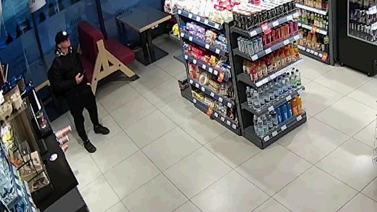 Policja publikuje zdjęcia młodego mężczyzny, który ukradł rower