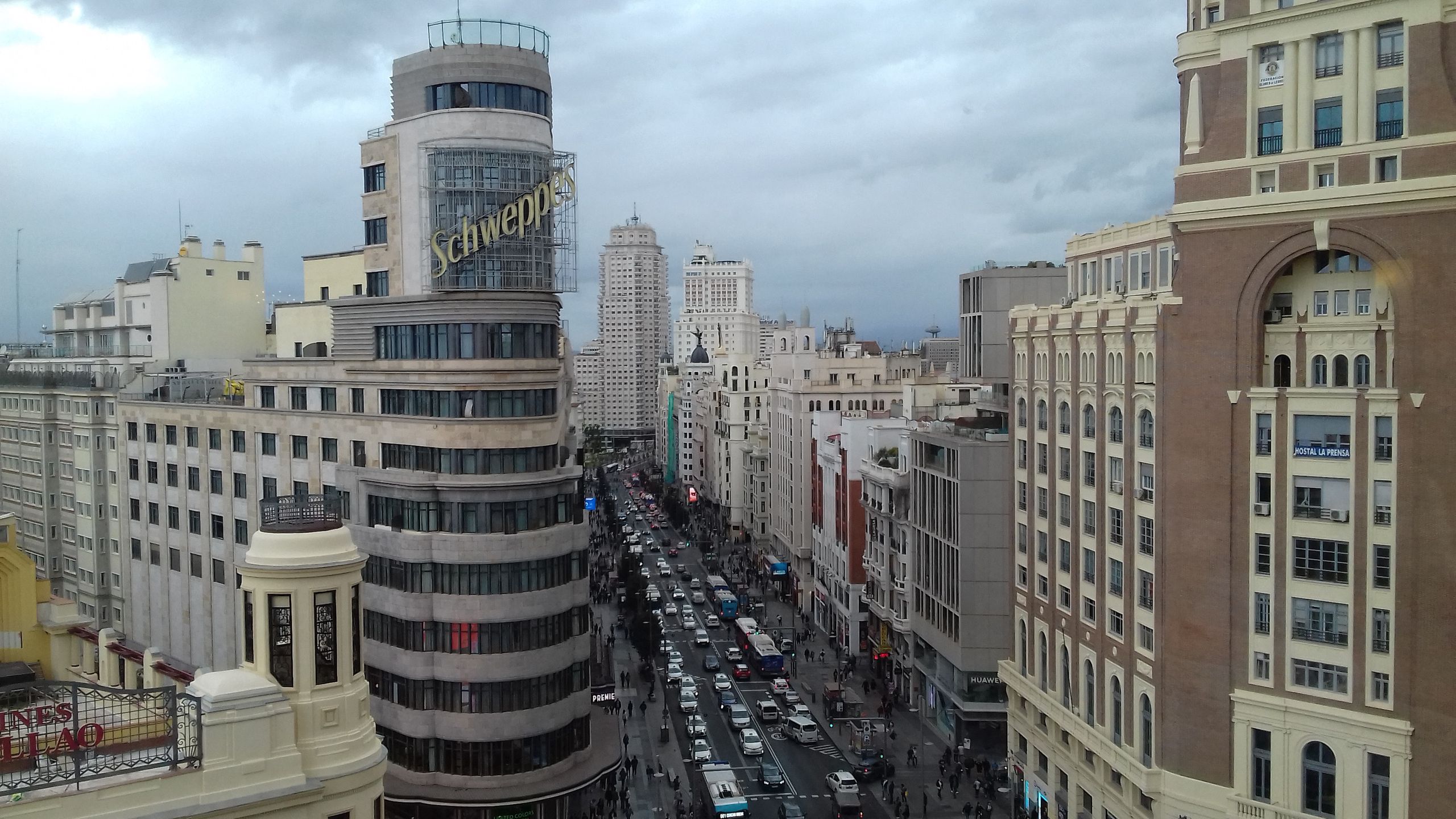 Widok z tarasu w centrum handlowym El Corte Inglés przy Plaza del Callao 