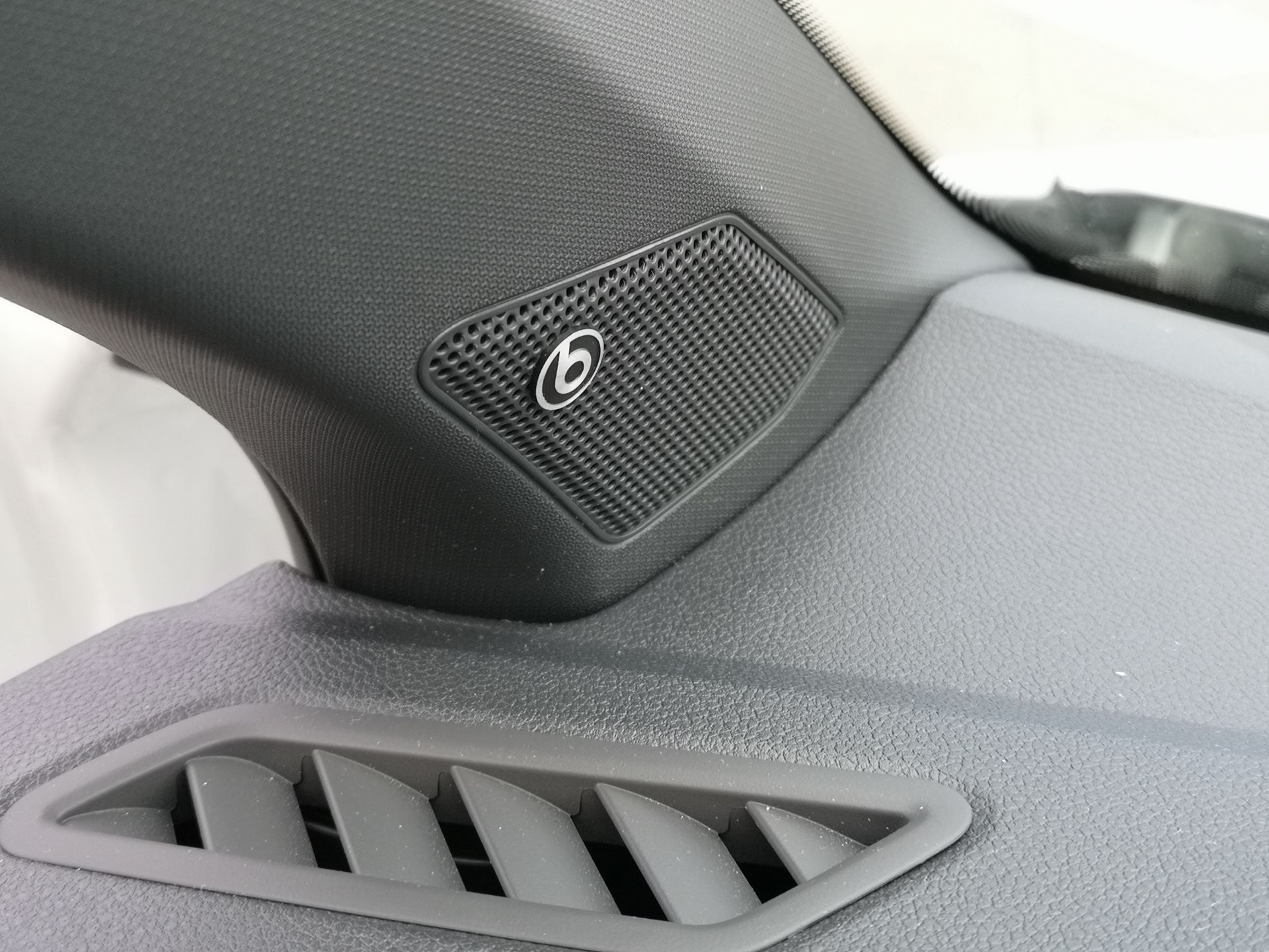 Volkswagen T-Roc: System audio Beats i asystent wyjazdu z miejsca parkingowego 4