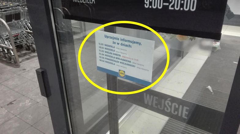 Sklepy regularnie wywieszają komunikaty dotyczące pracy w niedziele