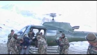 Akcja ratunkowa po tym, jak co najmniej dwanaście osób zginęło pod lawiną śniegu