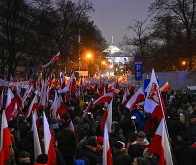 Pierwsze zdjęcia tłumów na ulicach Warszawy. Trwa manifestacja PiS