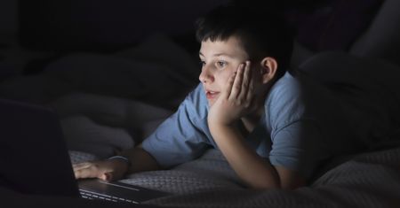 Niebezpieczne wyzwania w Internecie. Dlaczego dzieci podejmują ryzyko dla wyświetleń?