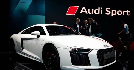 Audi R8 z napędem na jedną oś. Jest odrobinę wolniejsze, ale potrafi driftować