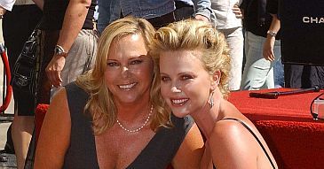 Matka Charlize zabiła jej ojca!
