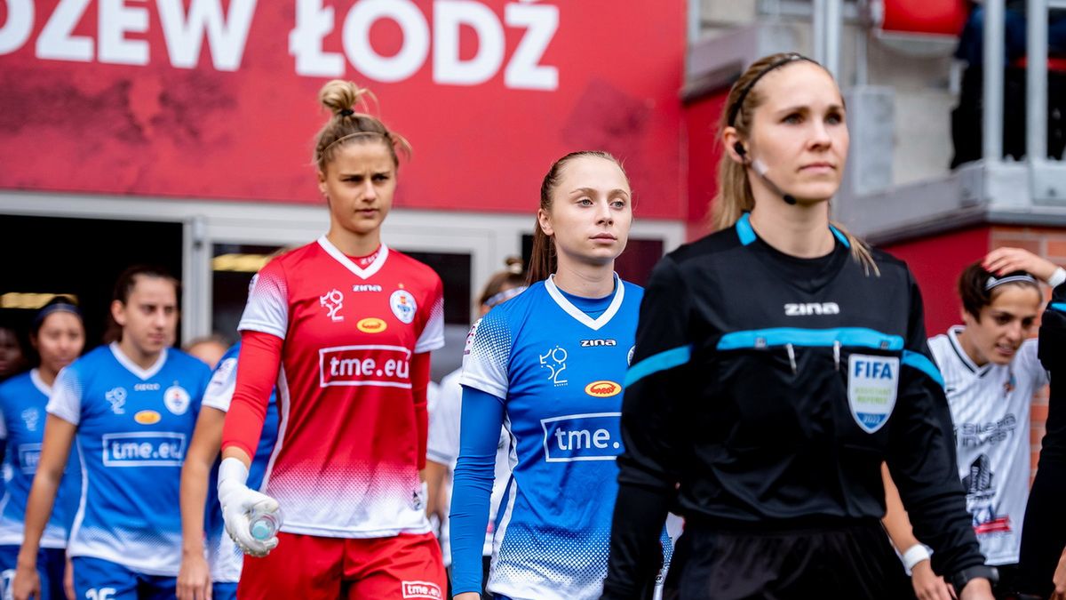 piłkarki TME SMS Łódź - Oliwia Szperkowska (w czerwonym stroju) i Gabriela Grzybowska (w niebieskim stroju)