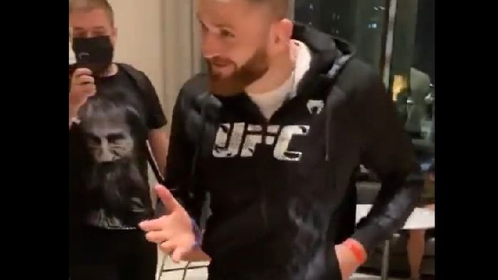 Jan Błachowicz wręcza prezent Gloverowi Teixeirze przed UFC 267