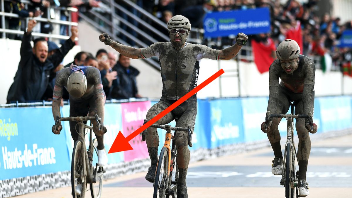 Getty Images / Tim de Waele / Sonny Colbrelli (w środku), Florian Vermeersch (z prawej) Mathieu Van Der Poel podczas finiszu wyścigu Paryż - Roubaix.