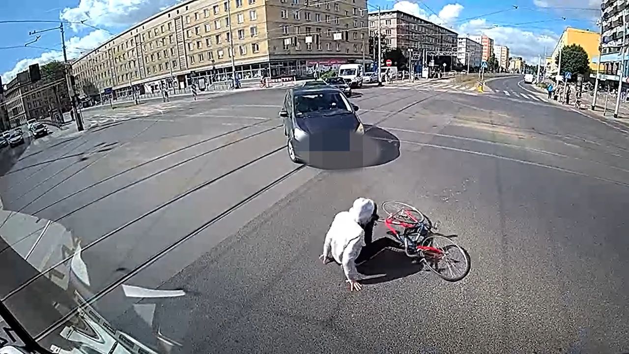 Rowerzysta wyprzedzał i wywrócił się tuż przed autobusem. Kierowca zapobiegł tragedii