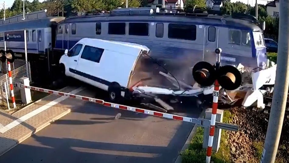 Nagranie na którym widać zderzenie busa z pociągiem