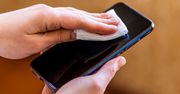 Jak często czyścić telefon, by pozbyć się bakterii? Lekarka wskazuje konkretnie