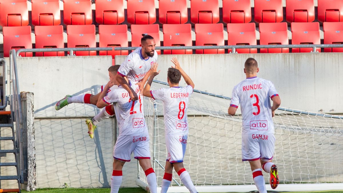 Newspix / ICHAL CHWIEDUK / FOKUSMEDIA.COM.PL / Na zdjęciu: radość piłkarzy Rakowa Częstochowa